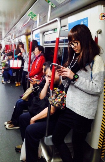 Menikmati perjalanan dengan akses smartphone. (istimewa/detikcom/gettyimages)