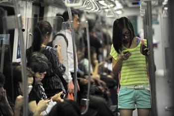 Suasana di dalam kereta bawah tanah MRT Singapura. (istimewa/detikcom/gettyimages)