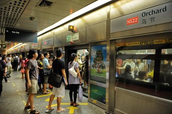 Penumpang menunggu kedatangan kereta di sistem MRT Singapura. (istimewa/detikcom/gettyimages)