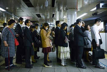     Calon penumpang menunggu dengan tertib di stasiun MRT di Tokyo, Jepang. (istimewa/detikcom/gettyimages)
