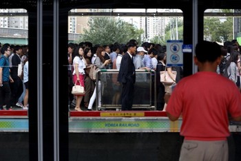 Ini adalah antrean menuju MRT di Korea Selatan. (istimewa/detikcom/gettyimages)