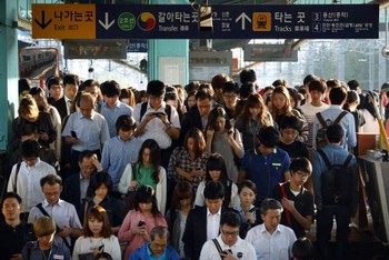 Keramaian orang menuju MRT di Incheon. (istimewa/detikcom/gettyimages)