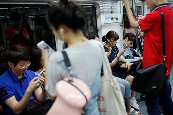 Suasana di dalam MRT Korsel. (istimewa/detikcom/gettyimages)