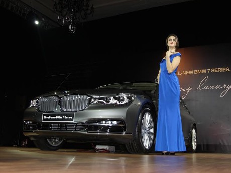 BMW Seri 7, Interior Setara Kabin Pesawat, Banjir Fitur