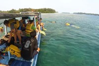 Traveler yang ingin snorkeling ke Pulau Bintang, bisa naik kapal dari Pulau Harapan. Agar lebih aman, pakailah kacamata snorkeling dan pelampung sebelum melompat ke laut (Kurnia/detikTravel)