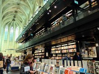 Eksterior gereja itu masih sama seperti asli, terbuat dari batu kapur yang menghitam di beberapa bagian. Sama halnya dengan dinding bagian dalam (Sastri/detikTravel)