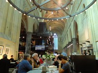 Buku dari berbagai genre ada di toko sekaligus perpustakaan ini. Bahkan di lantai 2, terdapat koleksi seputar musik mulai dari piringan hitam sampai CD. Di bagian ujung Selexyz Dominicanen terdapat kafe untuk minum kopi dan mencicipi pastry sambil membaca buku (Sastri/detikTravel)