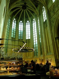 Selexyz Dominicanen terbuka untuk semua orang, tak perlu sungkan untuk masuk dan melihat-lihat. Tak heran, pada 2008 situs berita Guardian mendaulatnya sebagai toko buku terbaik di dunia (Sastri/detikTravel)