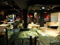 Pemerintah Kota Maastricht, Belanda merestorasi bangunan bersejarah dengan berbagai cara apik. Salah satunya, dengan memamerkan reruntuhan Romawi di tengah restoran Hotel Derlon (Sastri/detikTravel)