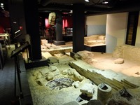 Meski berada di area basement, restoran itu sangat nyaman sekaligus mewah. Di tengahnya terdapat lahan seluas sekitar 8x6 meter, penuh reruntuhan bangunan Romawi (Sastri/detikTravel)
