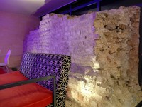 Sebelum masuk restoran, terdapat satu tembok peninggalan Romawi yang dipagari kaca. Ini membuat wisatawan bisa menikmati peninggalan bersejarah dengan cara berbeda (Sastri/detikTravel)