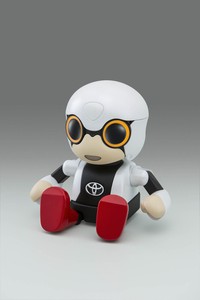 Selain produk roda empat, Toyota akan memperkenalkan robot Kirobo mini. Robot ini merupakan versi mini dari robot astronot Kirobo. Berbobot hanya 200 gram, si robot bisa menemani Anda untuk berbincang-bincang, dalam bahasa Jepang tapi. (istimewa-Toyota).