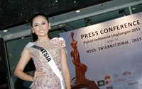 Senyum manis Chintya Fabyola saat menghadiri acara press conference di Graha Mustika Ratu, Jakarta. Pool/Alfathir Yulianda/detikfoto.