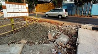 Sebuah mobil melintas di Jalan Baru Cipendawa, Jatiasih, Kota Bekasi, Kamis (08/10/2015).