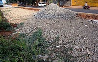Saat ini pelebaran jalan itu baru berjalan 200 meter.