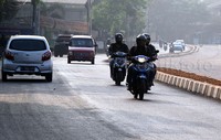 Sejumlah kendaraan melintas di Jalan Baru Cipendawa, Jatiasih, Kota Bekasi.