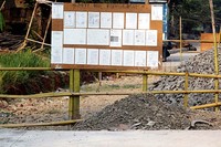 Karena ada warga yang mengklaim sebagai pemilik tanah di lokasi proyek, maka pelebaran jalan dihentikan sementara.