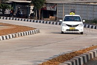 Sebuah taksi melintas di Jalan Baru Cipendawa, Jatiasih, Kota Bekasi.