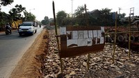 Di lokasi pelebaran jalan terpampang papan berisi bukti-bukti kepemilikan tanah.