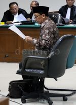 Fuad Amin Bacakan Pledoi