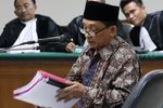 Fuad Amin Bacakan Pledoi