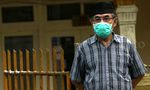 Warga Padang Lawan Asap dengan Masker