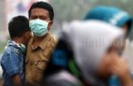 Warga Padang Lawan Asap dengan Masker