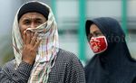 Warga Padang Lawan Asap dengan Masker