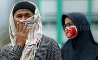 Warga juga menggunakan kain untuk menutupi hidungnya.