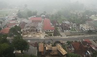 Para pengendara melintas di jalanan yang diselimuti asap.