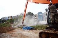 Petugas membongkar bangunan di sepanjang proyek tol layang Becakayu di kawasan Pangkalan Jati, Bekasi, Jawa Barat, Kamis (8/10/2015).