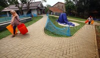 Sejumlah tempat sampah untuk menjaga kebersihan.
