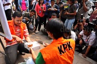 Dua koruptor yang mengenakan rompi tahanan KPK menggelar aksi teater satire. Mereka mendukung langkah DPR dengan cara meletakkan batu pertama pembangunan museum KPK. Pool/Lamhot Aritonang/detikFoto.