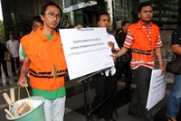 Mereka juga membawa sebuah ember berwarna hijau dengan 3 sendok semen serta sejumlah batako. Pool/Lamhot Aritonang/detikFoto.