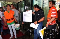 Papan yang mereka bawa ditaruh di teras gedung. Aksi satire dari para aktivis antikorupsi itu untuk menentang revisi UU KPK. Pool/Lamhot Aritonang/detikFoto.