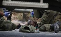 Tentara Israel terkena lemparan batu. AFP/Abbas Momani.