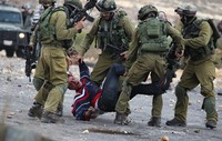 Seorang pemuda Palestina ditangkap. AFP/Abbas Momani.