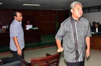 Hakim Amir Fauzi (depan) dan hakim Dermawan Ginting meniggalkan ruang sidang usai memberikan kesaksian. Pool/Lamhot Aritonang/detikFoto.