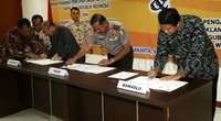 Ketua Bawaslu Muhammad (kanan), Kapolri Jenderal Pol Badrodin Haiti (tengah), dan Jaksa Agung Muda Tindak Pidana Umum Basuni Masyarif (kiri) menandatangani nota kesepahaman terkait penegakan hukum pada Pilkada 2015 di Kantor Bawaslu, Jakarta, Kamis (8/10/2015).
