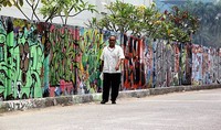 Warga melintas di Jalan KH Mas Mansyur yang dipenuhi grafiti.