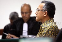 Tripeni Irianto Putro mendengarkan pembacaan dakwaan. Lamhot Aritonang/detikFoto.