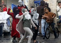 Perempuan-perempuan muda Palestina ikut terlibat bentrokan dengan tentara dan polisi Israel di Tepi Barat. AFP/Hazem Bader.