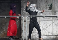 Mereka ikut melempari batu. AFP/Hazem Bader.