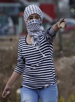 Aksi Perempuan Palestina Ketika Bentrok dengan Tentara Israel