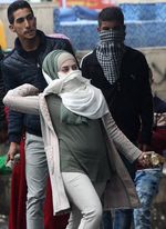 Aksi Perempuan Palestina Ketika Bentrok dengan Tentara Israel