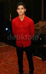 Girls, Al Ghazali Ganteng Banget Berkemeja Merah