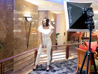 Tak butuh waktu lama bagi wanita bertubuh mungil itu untuk menjalani sesi foto.