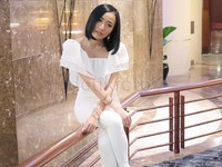 Sekitar setengah jam Rinni berpose di depan lensa kamera.