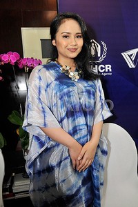 Di kesempatan itu, Gita tampil berkaftan biru dan putih dipadu dengan aksesori kalung yang manis. Pool/Noel/detikFoto.