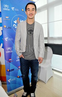 Bintang film 'Fast and Furious 6' itu tampil dengan kaus abu-abu dipadu jeans, sepatu dan blazer abu-abu. Pool/Noel/detikFoto.